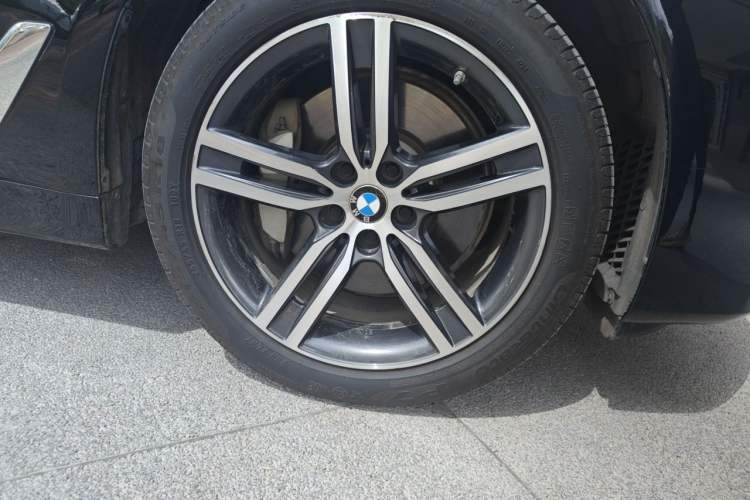 Used BMW 5 Series 2021 530Li Leading Luxury Package Right Front Wheel Hub