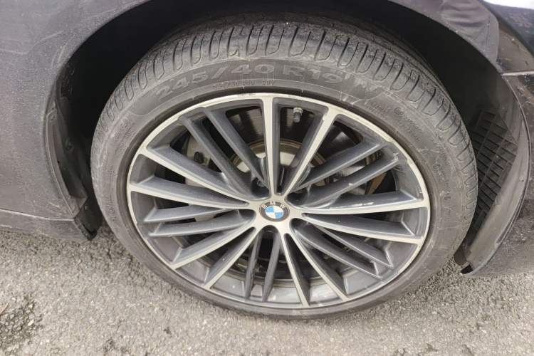 Used BMW 5 Series 2021 Facelifted 530Li Leading Edition M Sport Package Right Front Wheel Hub