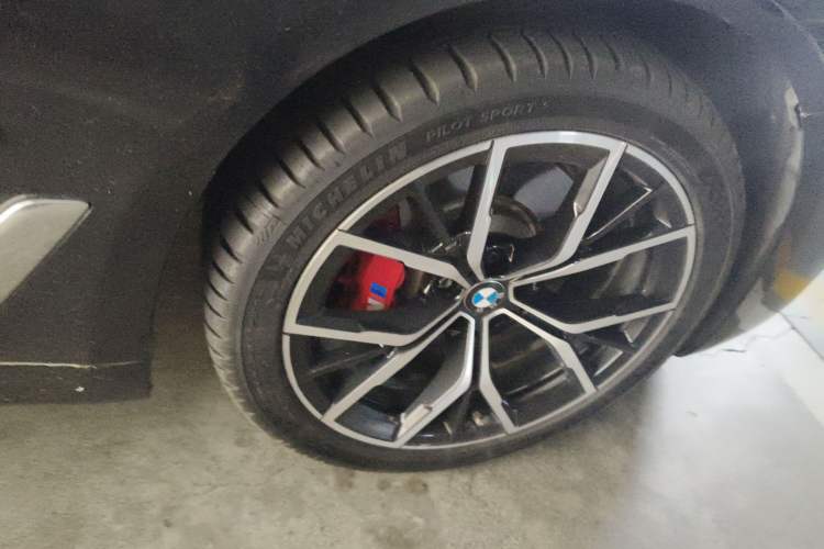 Used BMW 5 Series 2021 Restyled 530Li Luxury Edition M Sport Package Right Front Wheel Hub