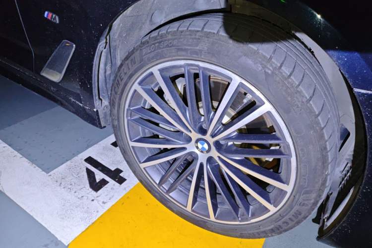 Used BMW 5 Series 2021 Facelifted 530Li Leading Edition M Sport Package Right Front Wheel Hub