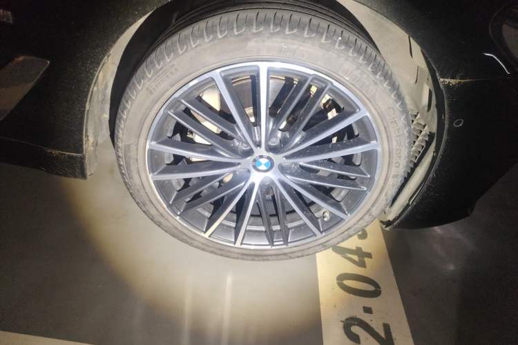 Used BMW 5 Series 2021 530Li Leading Model M Sport Package Right Front Wheel Hub