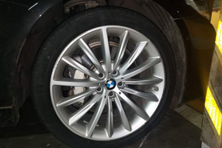 Used BMW 5 Series 2021 530Li Luxury Edition Premium Package Right Front Wheel Hub