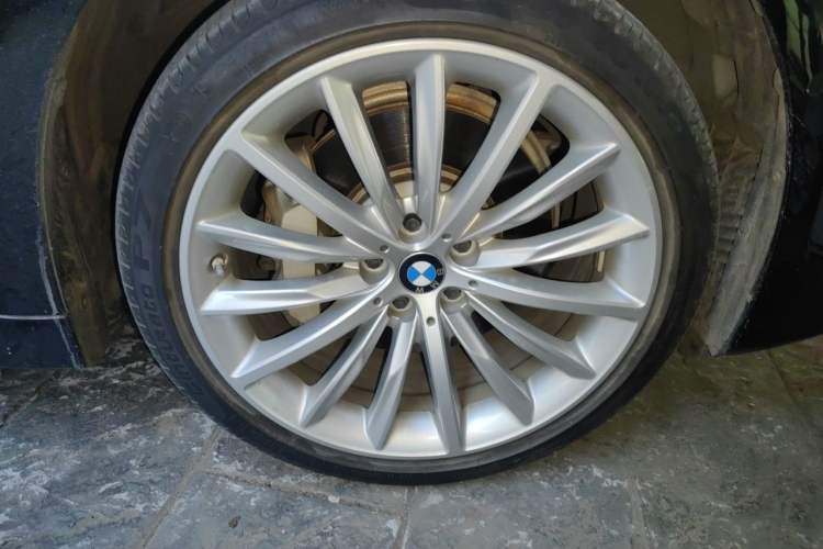 Used BMW 5 Series 2021 Updated 530Li Luxury Package Premium Edition Right Front Wheel Hub