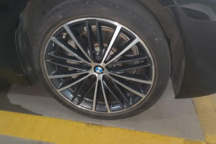 Used BMW 5 Series 2021 530Li Leading Model M Sport Package Right Front Wheel Hub