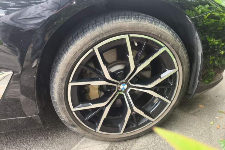 Used BMW 5 Series 2021 530Li Luxury Edition M Sport Package Right Front Wheel Hub