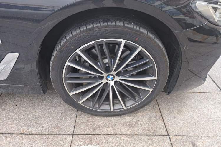 Used BMW 5 Series 2021 530Li Leading Model M Sport Package Right Front Wheel Hub