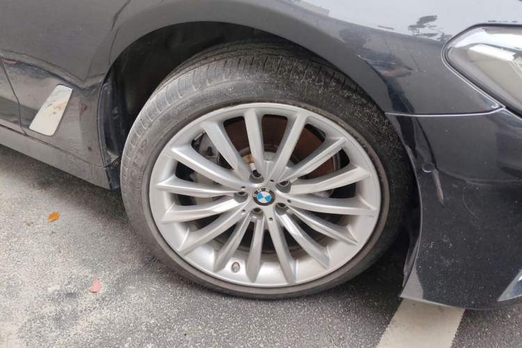 Used BMW 5 Series 2021 530Li Luxury Edition Premium Package Right Front Wheel Hub