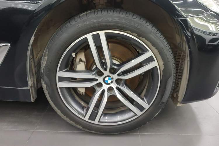 Used BMW 5 Series 2021 530Li Leading Luxury Package Right Front Wheel Hub
