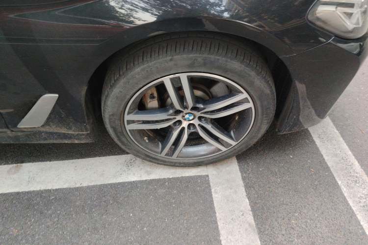 Used BMW 5 Series 2021 Restyled 530Li Leading Edition Luxury Package Right Front Wheel Hub