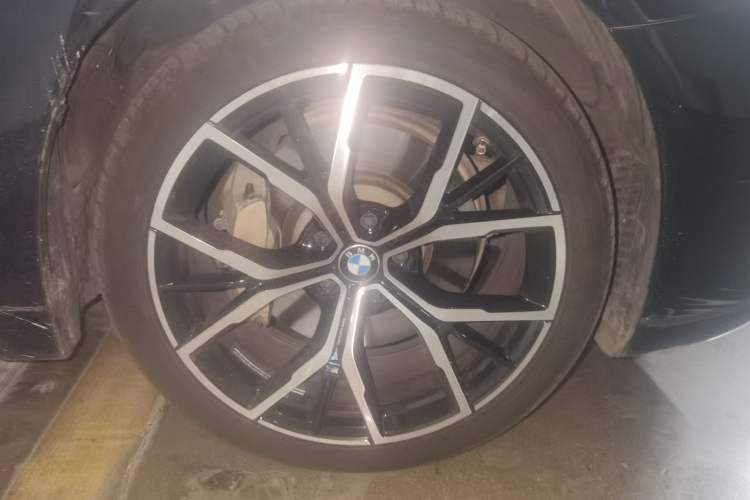 Used BMW 5 Series 2021 530Li Luxury Edition M Sport Package Right Front Wheel Hub