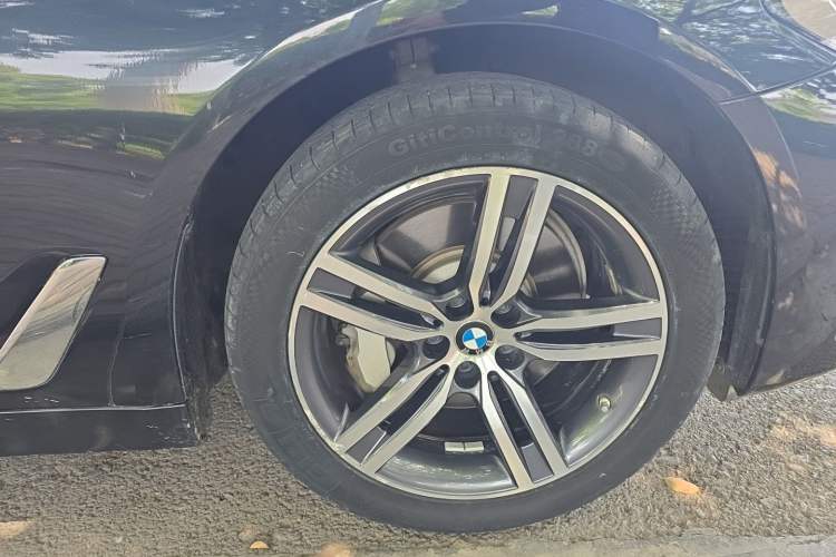 Used BMW 5 Series 2021 Restyled 530Li Leading Edition Luxury Package Right Front Wheel Hub