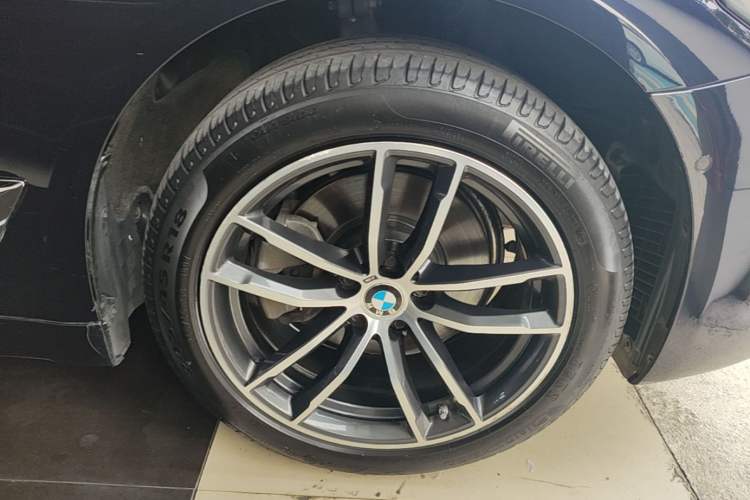 Used BMW 5 Series 2021 525Li M Sport Package Right Front Wheel Hub