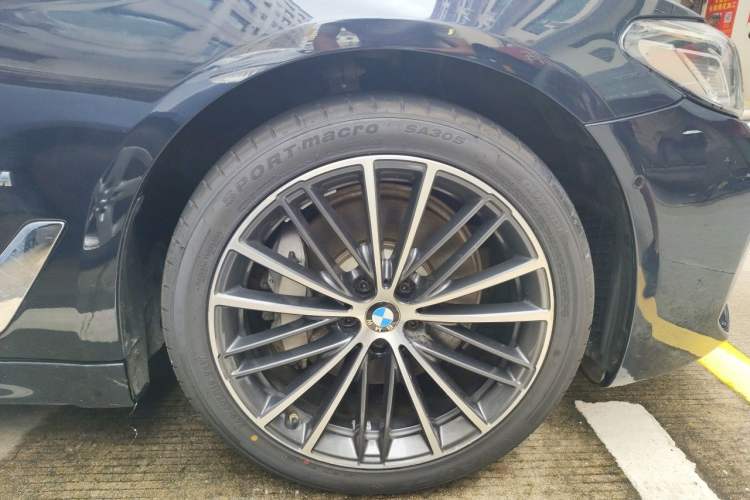 Used BMW 5 Series 2021 530Li Leading Model M Sport Package Right Front Wheel Hub