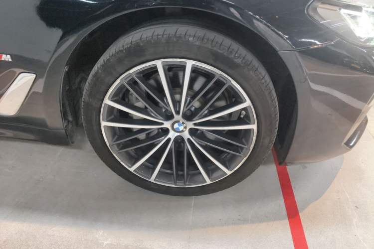 Used BMW 5 Series 2021 530Li Leading Model M Sport Package Right Front Wheel Hub