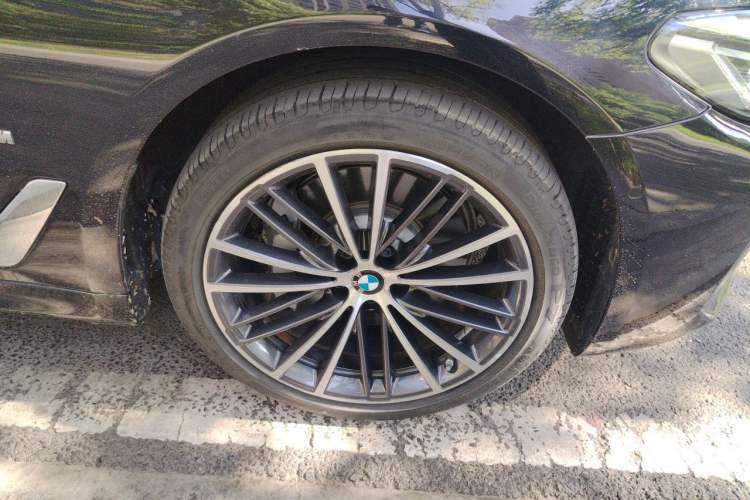 Used BMW 5 Series 2021 530Li Leading Model M Sport Package Right Front Wheel Hub