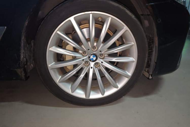 Used BMW 5 Series 2021 530Li Luxury Edition Premium Package Right Front Wheel Hub