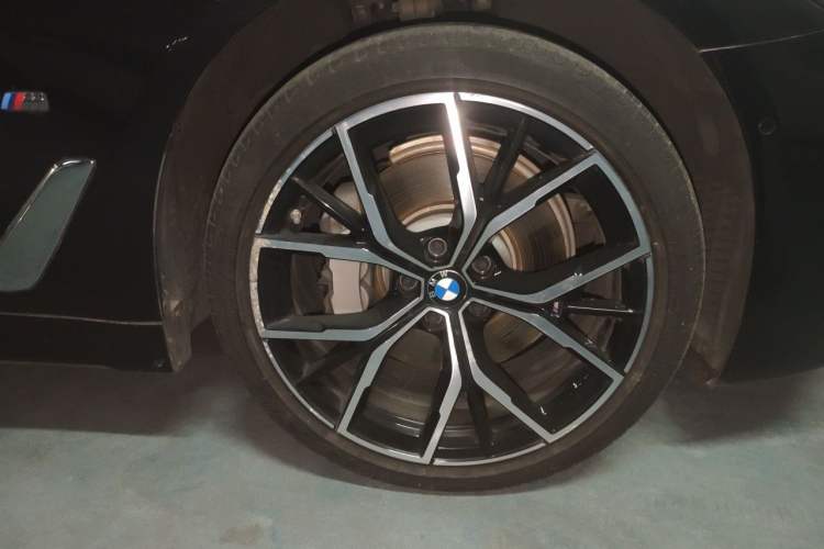 Used BMW 5 Series 2021 Restyled 530Li Luxury Edition M Sport Package Right Front Wheel Hub