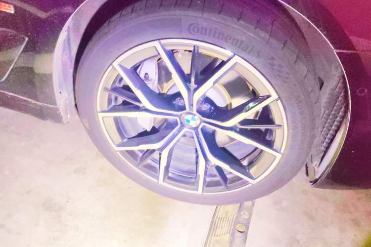 Used BMW 5 Series 2021 530Li Luxury Edition M Sport Package Right Front Wheel Hub