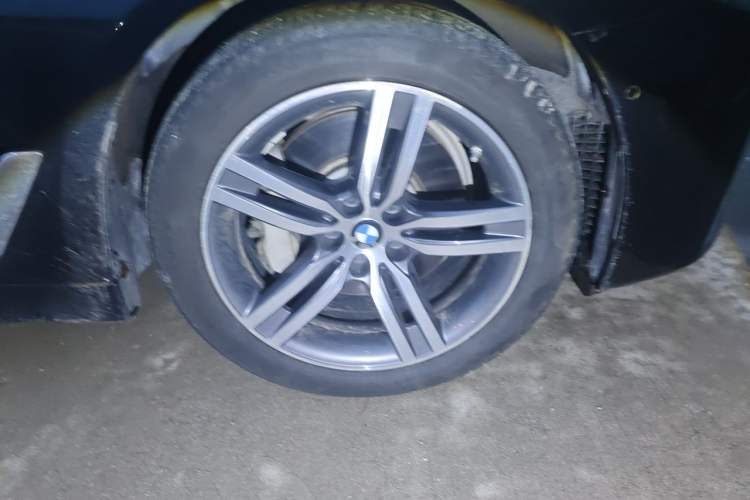 Used BMW 5 Series 2021 530Li Leading Luxury Package Right Front Wheel Hub