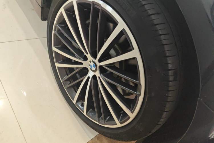 Used BMW 5 Series 2021 530Li xDrive M Sport Package Right Front Wheel Hub