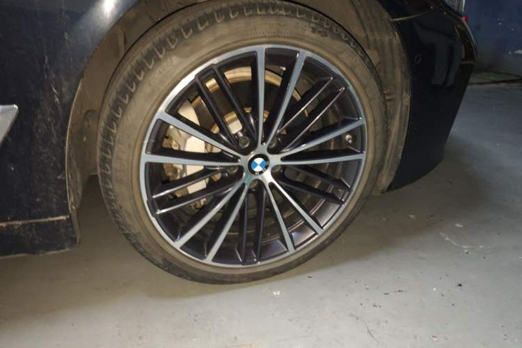 Used BMW 5 Series 2021 530Li Leading Model M Sport Package Right Front Wheel Hub