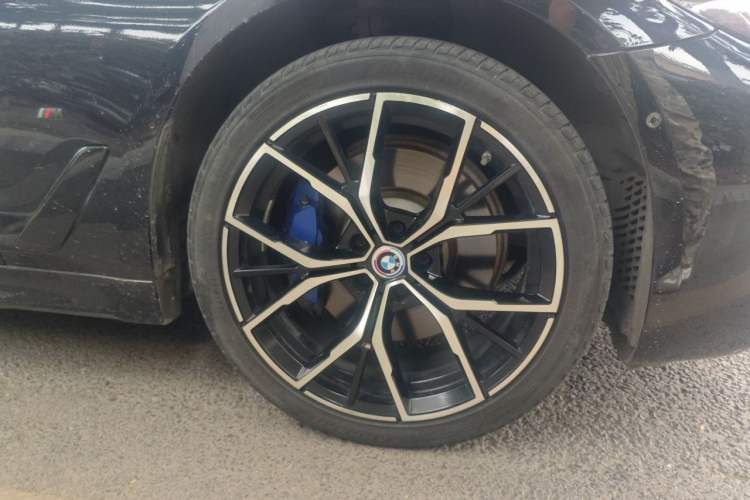 Used BMW 5 Series 2021 Facelifted 530Li Leading Edition M Sport Package Right Front Wheel Hub