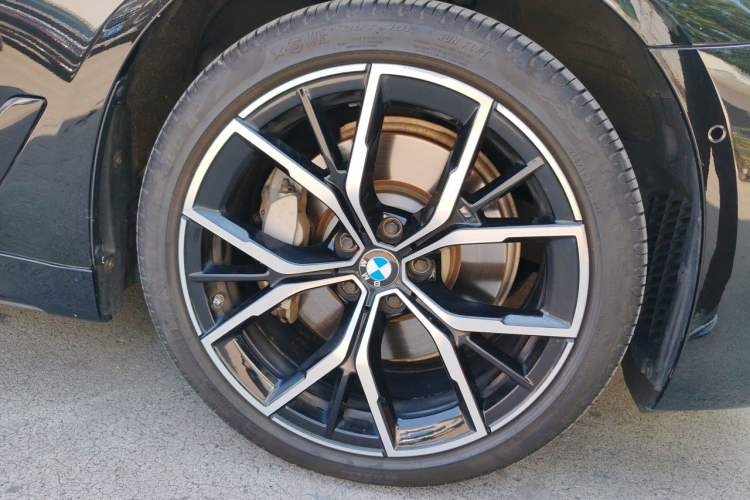 Used BMW 5 Series 2021 530Li Luxury Edition M Sport Package Right Front Wheel Hub