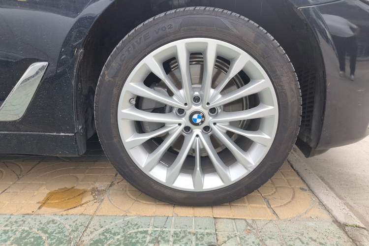 Used BMW 5 Series 2021 Updated Version 525Li Luxury Package Right Front Wheel Hub
