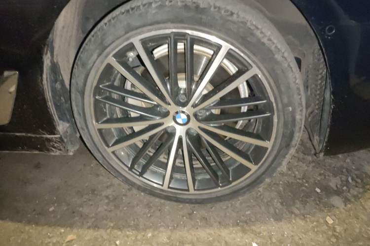 Used BMW 5 Series 2021 Facelifted 530Li Leading Edition M Sport Package Right Front Wheel Hub