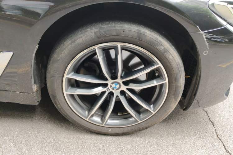 Used BMW 5 Series 2021 525Li M Sport Package Right Front Wheel Hub