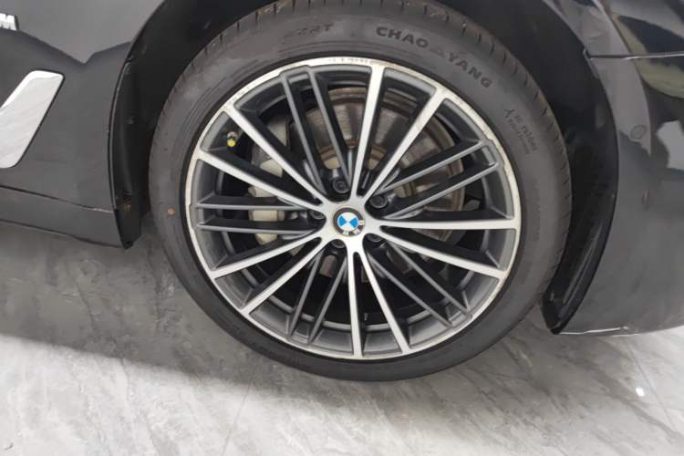 Used BMW 5 Series 2021 530Li Leading Model M Sport Package Right Front Wheel Hub
