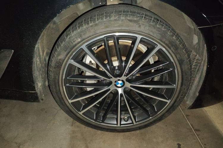 Used BMW 5 Series 2021 Facelifted 530Li Leading Edition M Sport Package Right Front Wheel Hub