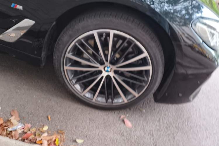 Used BMW 5 Series 2021 530Li Leading Model M Sport Package Right Front Wheel Hub
