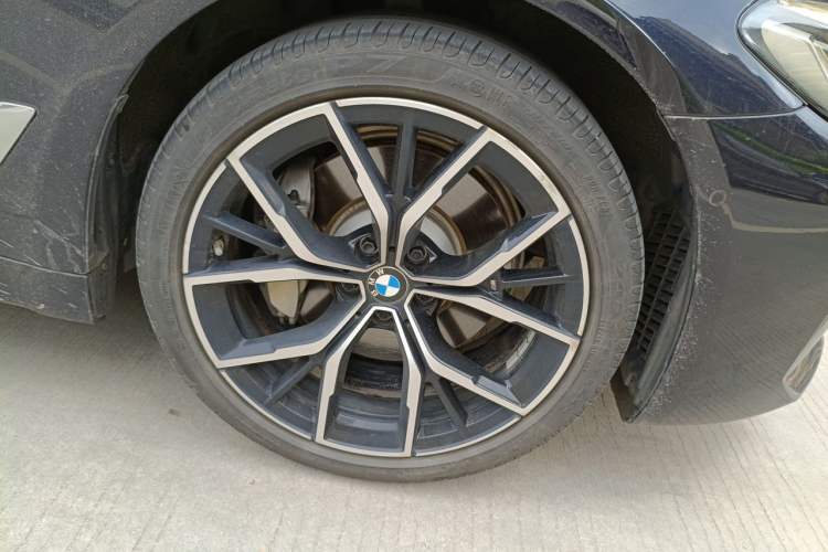 Used BMW 5 Series 2021 530Li Luxury Edition M Sport Package Right Front Wheel Hub