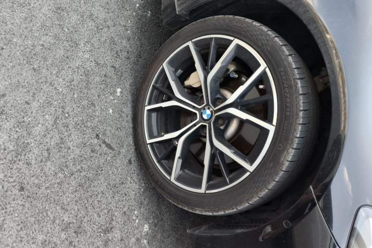 Used BMW 5 Series 2021 530Li Leading Model M Sport Package Right Front Wheel Hub