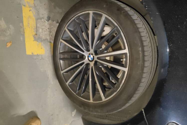 Used BMW 5 Series 2021 530Li Leading Model M Sport Package Right Front Wheel Hub