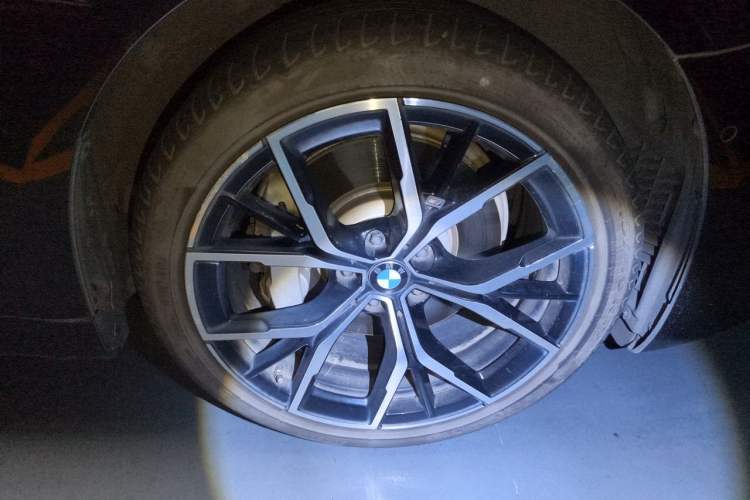 Used BMW 5 Series 2021 530Li Luxury Edition M Sport Package Right Front Wheel Hub