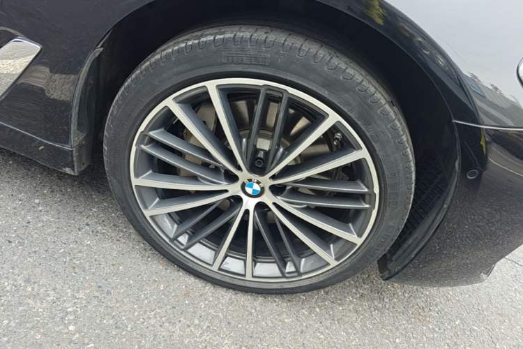 Used BMW 5 Series 2021 530Li Leading Model M Sport Package Right Front Wheel Hub