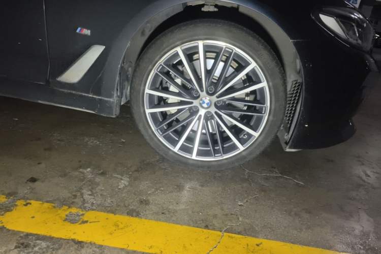 Used BMW 5 Series 2021 530Li Leading Model M Sport Package Right Front Wheel Hub
