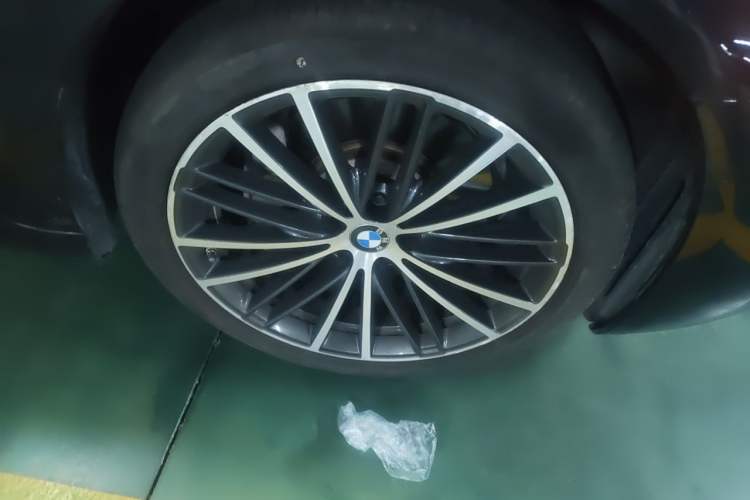 Used BMW 5 Series 2021 530Li Leading Model M Sport Package Right Front Wheel Hub