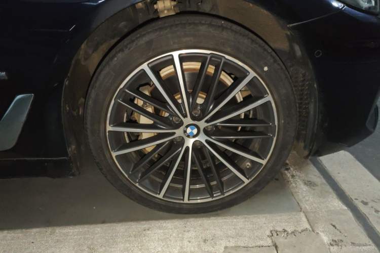 Used BMW 5 Series 2021 Facelifted 530Li Leading Edition M Sport Package Right Front Wheel Hub