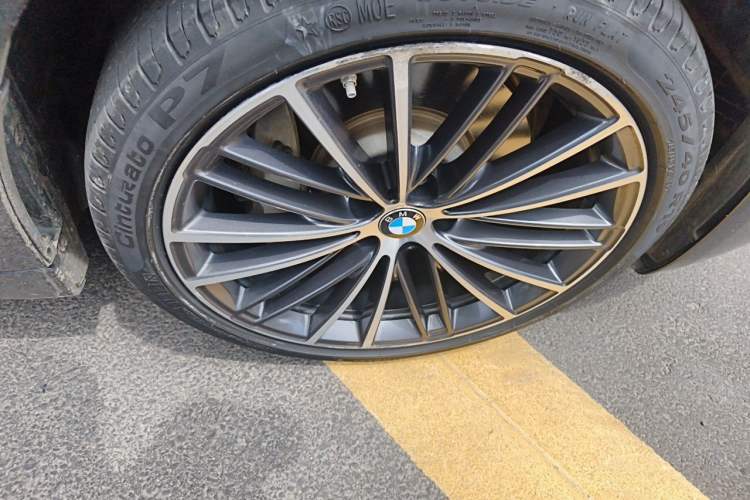 Used BMW 5 Series 2021 Facelifted 530Li Leading Edition M Sport Package Right Front Wheel Hub