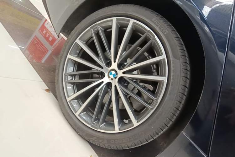 Used BMW 5 Series 2021 Facelifted 530Li Leading Edition M Sport Package Right Rear Wheel Hub