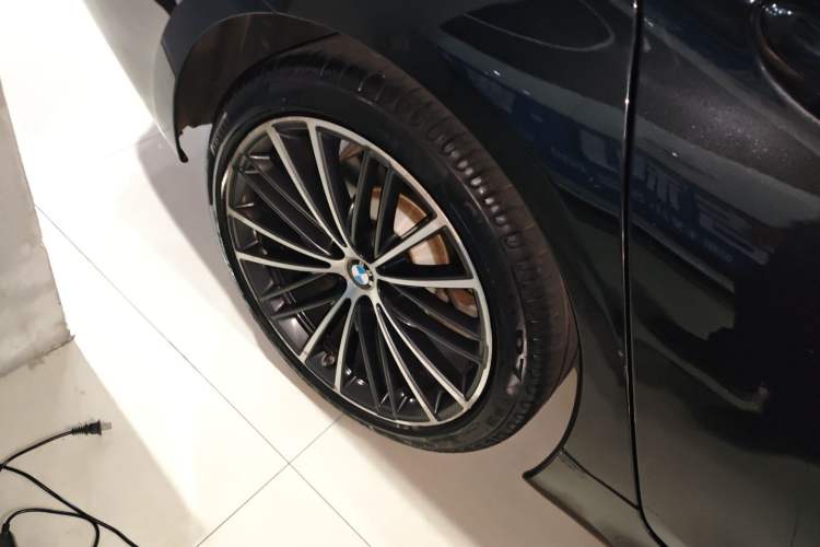 Used BMW 5 Series 2021 Facelifted 530Li Leading Edition M Sport Package Right Rear Wheel Hub