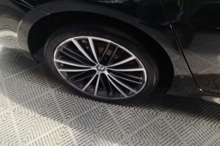 Used BMW 5 Series 2021 Facelifted 530Li Leading Edition M Sport Package Right Rear Wheel Hub
