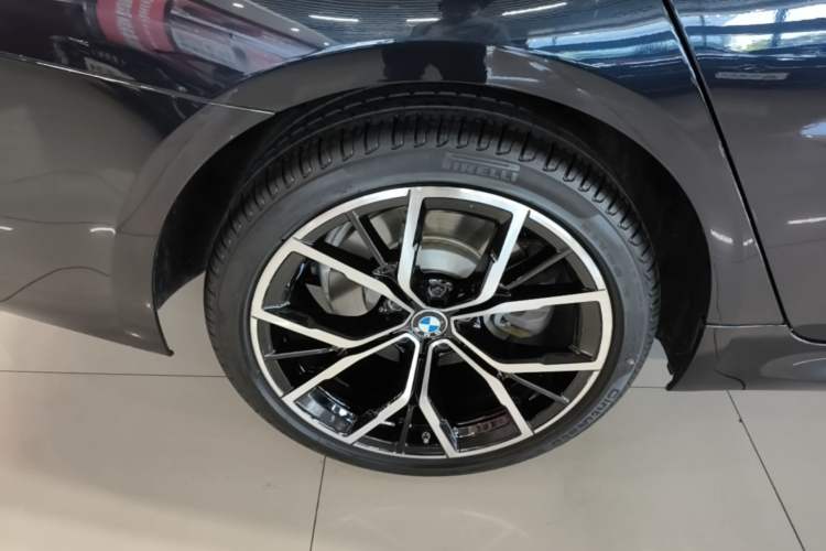 Used BMW 5 Series 2021 Restyled 530Li Luxury Edition M Sport Package Right Rear Wheel Hub