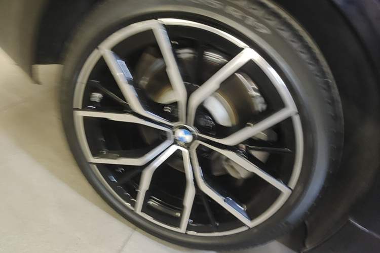 Used BMW 5 Series 2021 530Li Luxury Edition M Sport Package Right Rear Wheel Hub