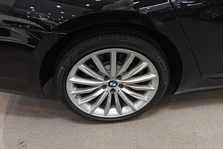 Used BMW 5 Series 2021 Updated 530Li Luxury Package Premium Edition Right Rear Wheel Hub