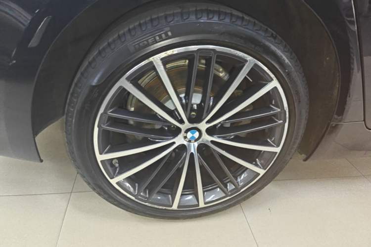 Used BMW 5 Series 2021 Facelifted 530Li Leading Edition M Sport Package Right Rear Wheel Hub