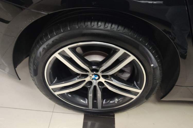 Used BMW 5 Series 2021 530Li Leading Luxury Package Right Rear Wheel Hub